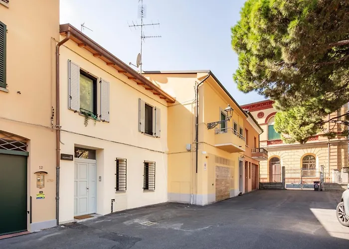 Piazza Savonarola 13
