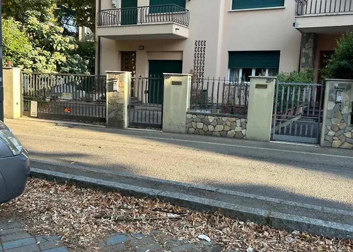 Villetta centro Imola 4 persone in matrimoniale, una piazza e mezzo e un singolo con parcheggio privato gratuito